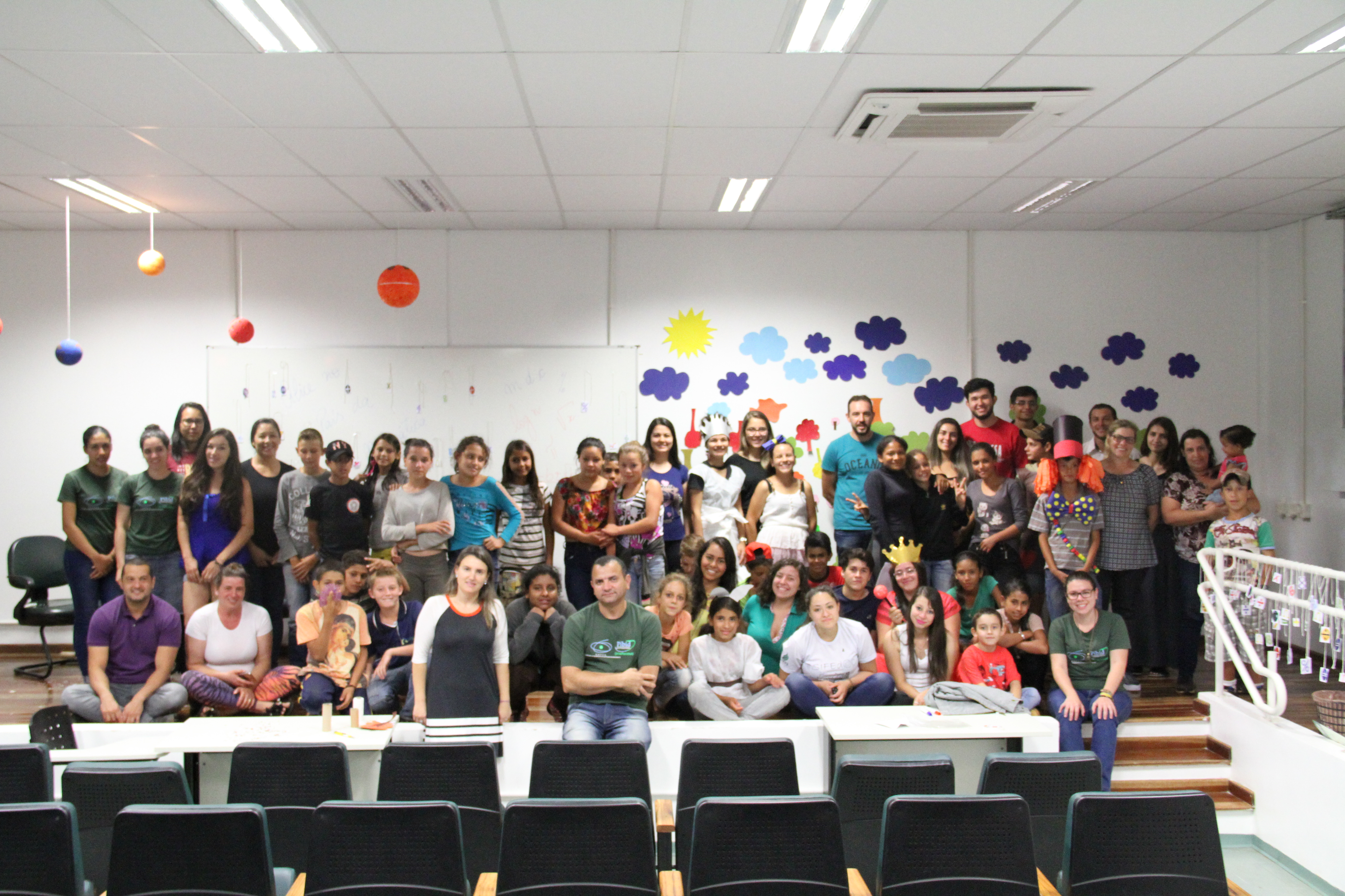 Foto no auditório da UFFS - Campus Laranjeiras do Sul com todos os participantes que estiveram presentes na apresentação.