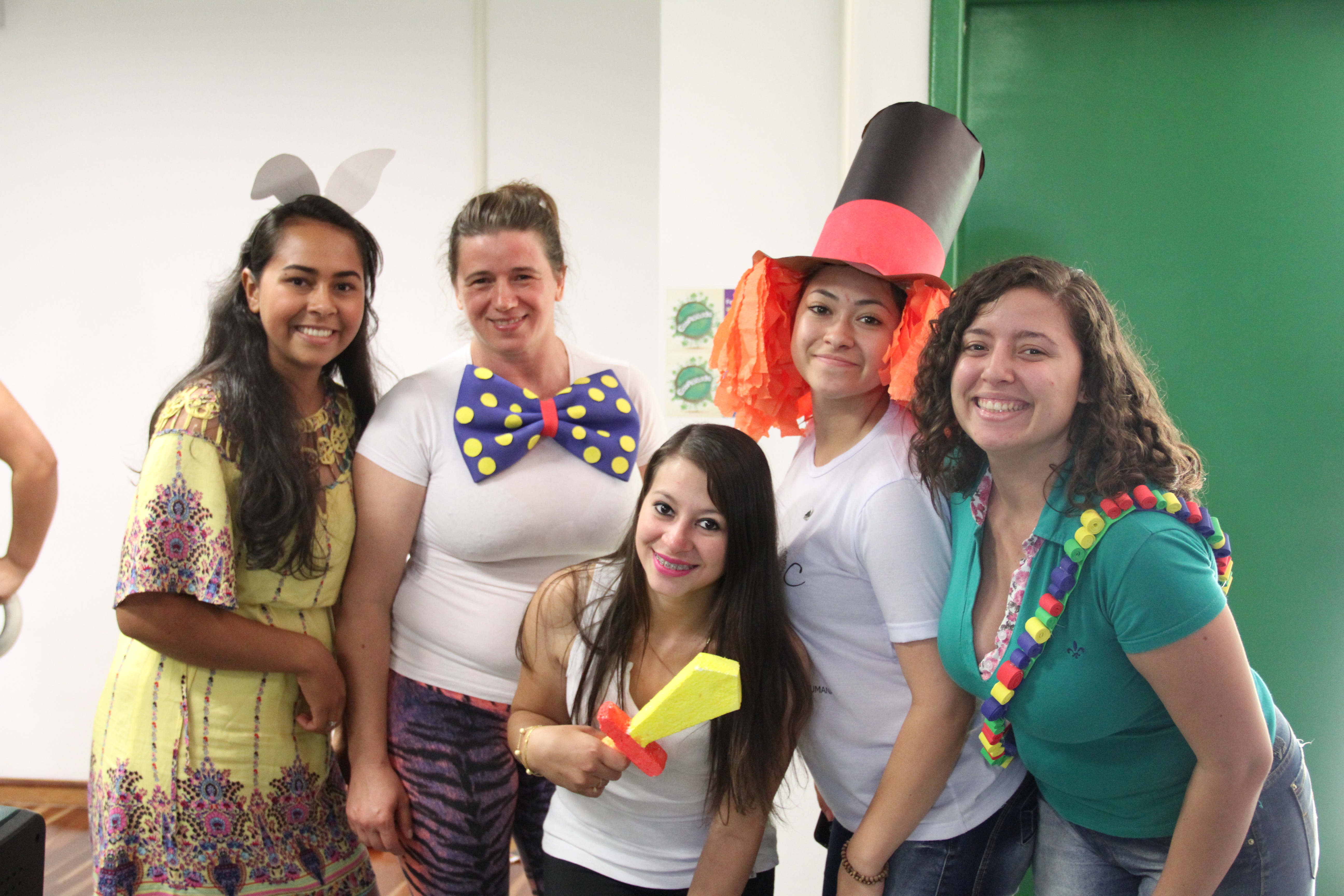 Foto com bolsistas do PIBID - Diversidade caracterizadas para a apresentação