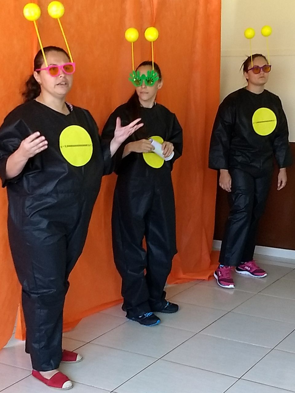Foto com três estudantes encenando a peça A Vida de Nicolas Tesla