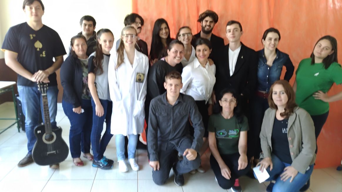 Foto com os integrantes da peça A Vida de Nicolas Tesla