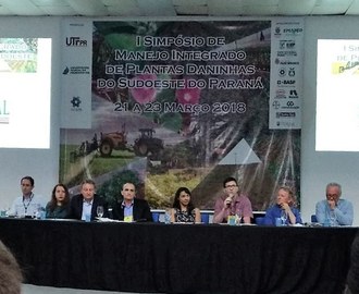Pessoas formam a mesa de abertura do evento.