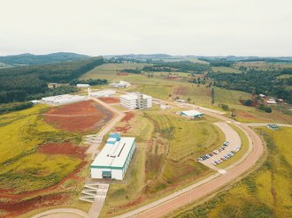 Fotografia registrada por um drone mostra a vista aérea da infraestrutura física e arredores do Campus Laranjeiras do Sul.