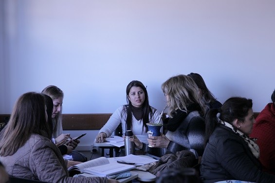 Foto de um grupo discutindo as ações