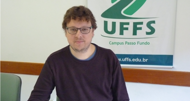 Aqui está uma foto do professor Gustavo do Campus Passo Fundo