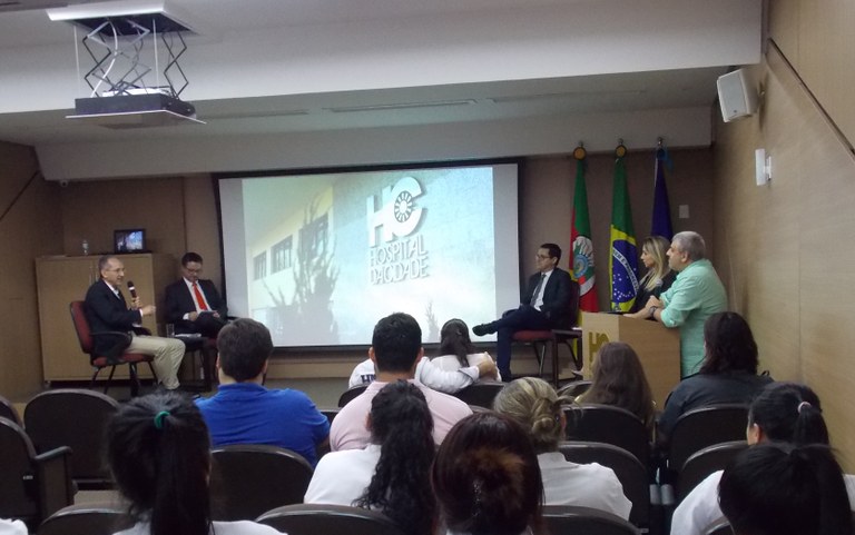 foto dos participantes no auditorio