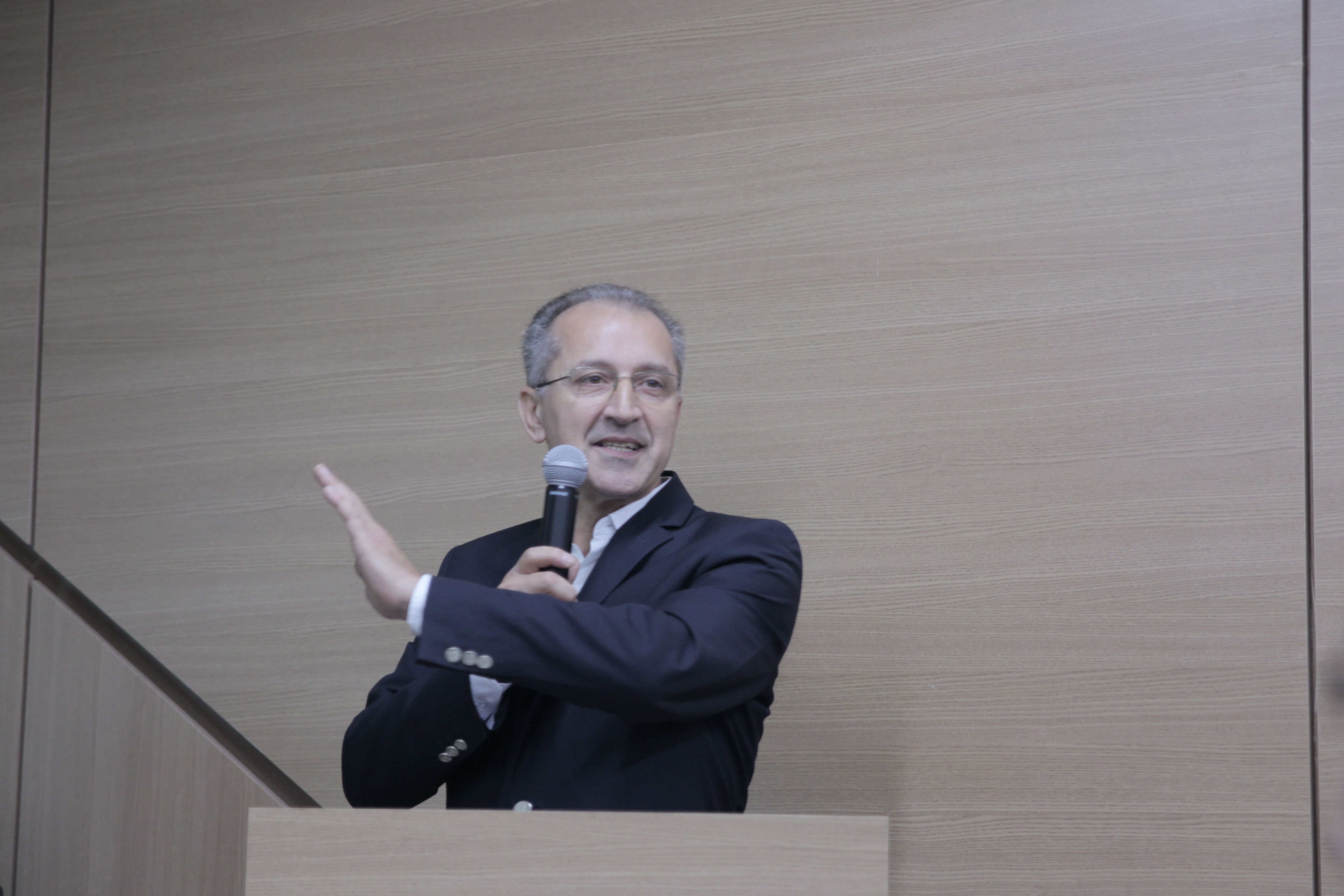 imagem em plano fechado onde se vê o médico Juarez Dal Vesco discursando na tribuna