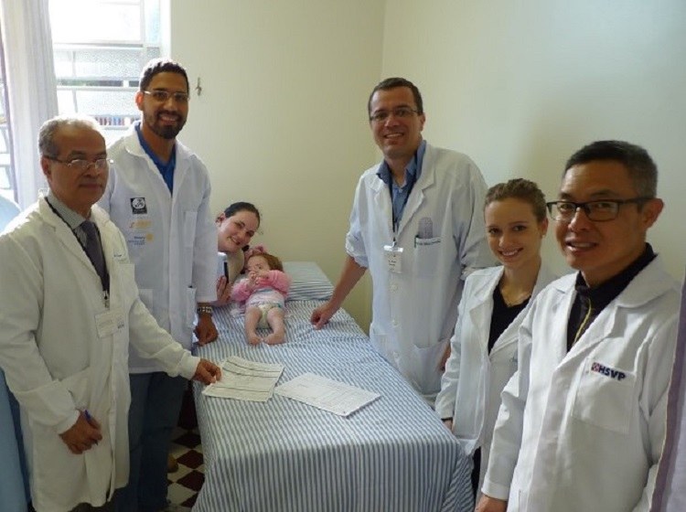 Foto da equipe de triagem do treinamento, avaliando pacientes.
