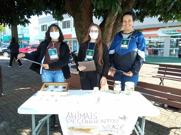 07072022 - As pesquisadoras estão identificadas e também apresentam aos interessados alguns animais peçonhentos