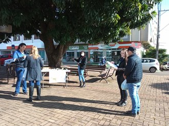 Pessoas conversando na praça