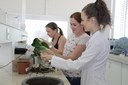 11032020 RE -  Participantes fizeram a transferência de mudas, tiveram dicas de como identificar algumas espécies e como cuidar das plantas