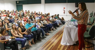 Mulher proferindo palestra