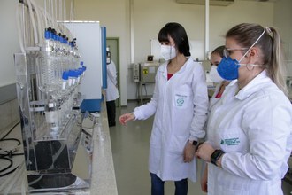 Pessoas mexendo em equipamentos laboratoriais