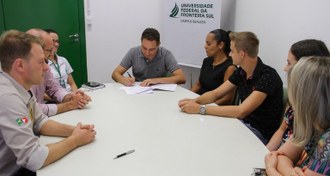 Várias pessoas reunidas