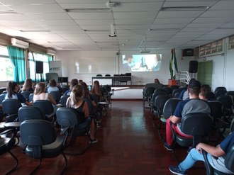 Alunos sentados assistindo vídeo de apresentação da UFFS