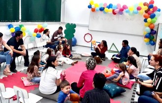 Alunos brincando em sala de aula.