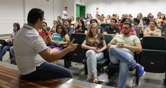 Professor ensinando alunos
