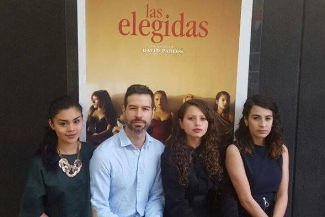 Cartaz com quatro pessoas e informações sobre filme