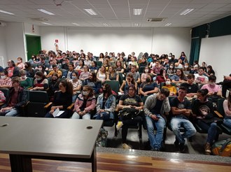 foto de várias pessoas sentadas em um auditório