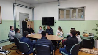 pessoas sentadas em volta de uma mesa