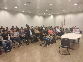 grupo de pessoas sentadas em cadeiras numa sala