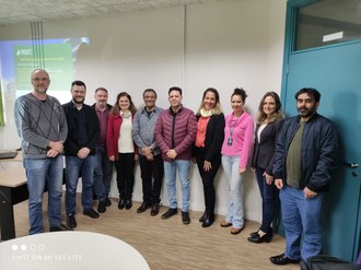 um grupo de pessoas de pé posa para a foto
