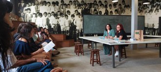foto de uma roda de conversa. Várias pessoas sentadas conversando