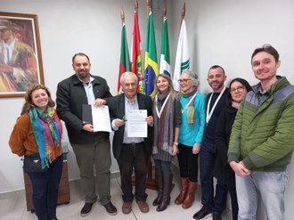 Assinatura do termo de cooperação foi feita pelo reitor da UFFS, Marcelo Recktenvald, e pelo professor Sergio Claudino, idealizador do projeto "Nós Propomos!", e acompanhada por representantes dos cursos de graduação e pós-graduação em Geografia da UFFS
