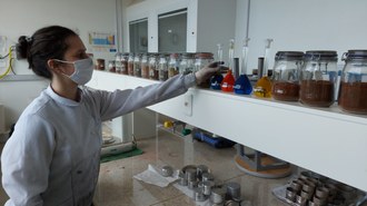 Atividades no laboratório de solso (Foto Wagner Lenhardt/UFFS Campus Erechim)