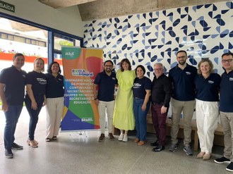 Equipe junto com a coordenadora geral de Educação Integral e Tempo Integral do MEC, Raquel Franzim