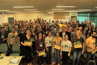 Foto plano aberto com várias pessoas em um auditório
