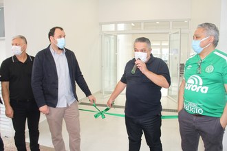 Reitor e Prefeito de Chapecó seguram na mão a fita verde de inauguração na obra