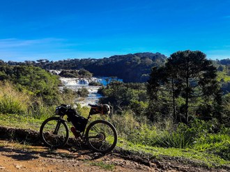 foto de uma bicicleta e ao fundo uma paisagem