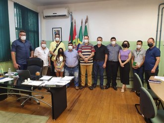 um grupo de pessoas posa para foto de pé