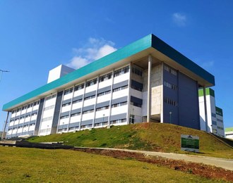 Fotografia de um prédio em construção.